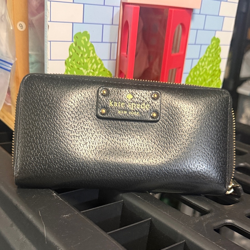 kate spade Black Pebbled Leather Zip Wallet with Gold Plaque